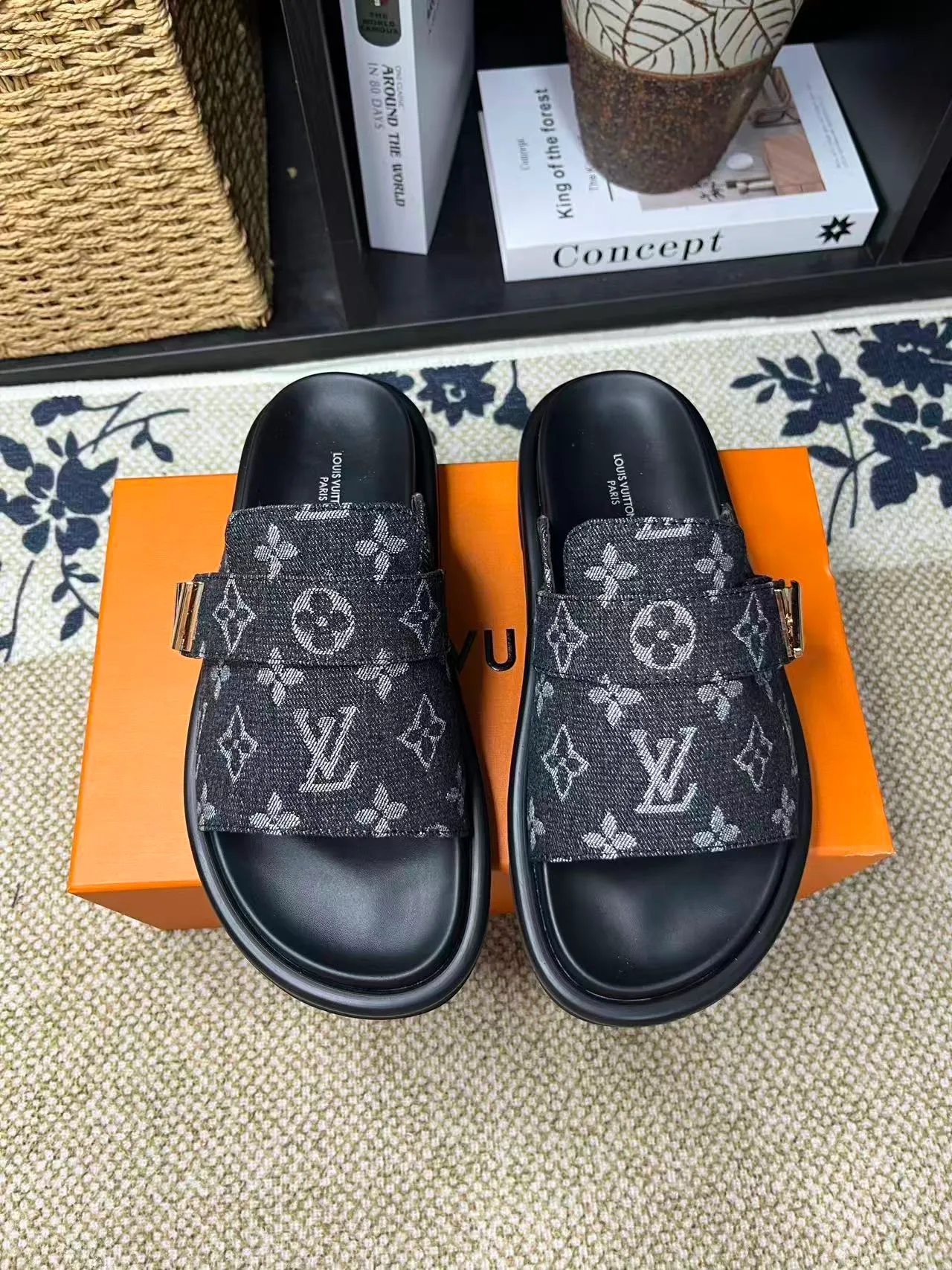 P340 [New Style] [LOUIS VUITTON] Louis Vuitton, LV printing, men's and women's slippers are now on the market, packed in drawer boxes with cloth bags and cards, the upper pattern looks very soft and waxy, and is a super versatile leg slimming tool. Fabric: imported denim/canvas/old fabric, LV hardware LOGO, official website pattern printing, comfortable to wear, feet: high-elastic PU water table. Sole: foam sole, heel height: about 5cm. Code number: 35-46, 35, 45, 46 are custom-made and non-returnable. Color: multiple colors and styles available.